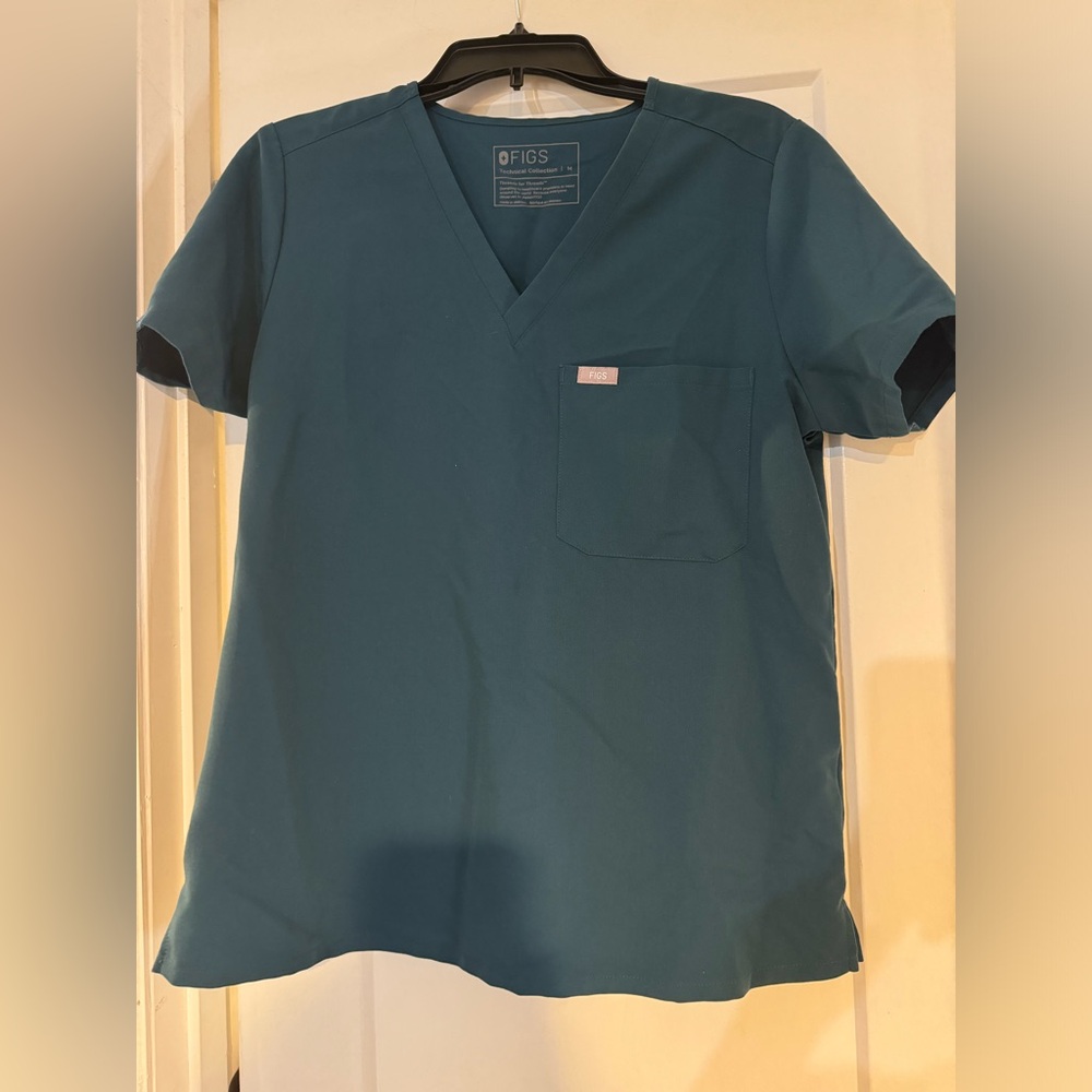 Catarina One-Pocket Scrub Top